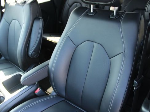 New 2026 Chrysler Pacifica Select image 20