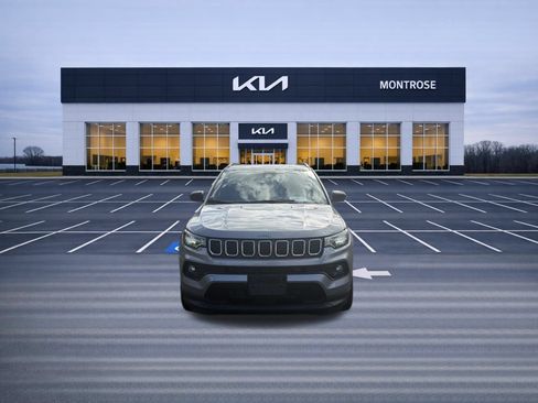Used 2024 Jeep Compass Latitude AWD/4WD image 2