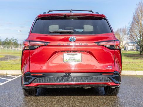 Used 2022 Toyota Sienna XSE FWD image 5