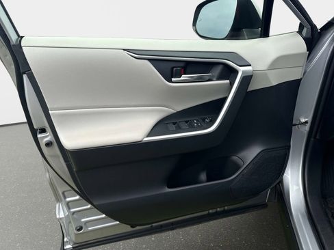 Used 2022 Toyota RAV4 XLE Premium image 17