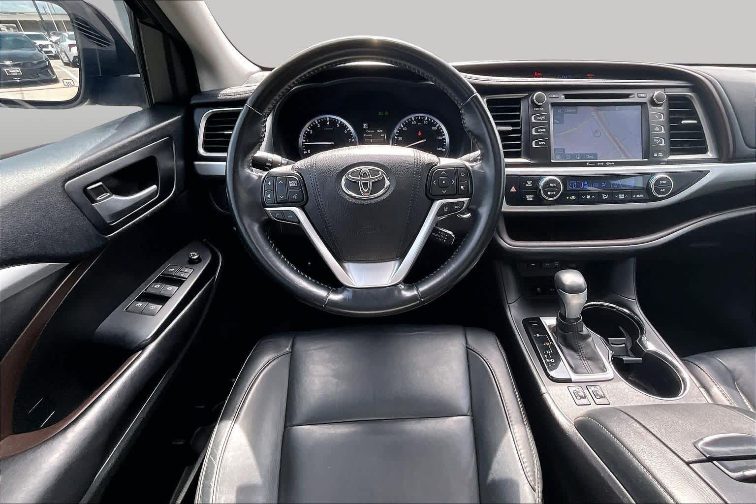 Used 2017 Toyota Highlander XLE FWD image 6