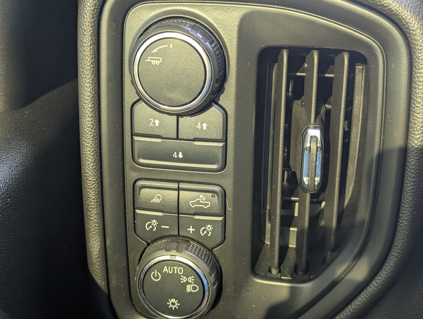Used 2024 Chevrolet Silverado 2500 Custom w/ Custom Value Package AWD/4WD image 8
