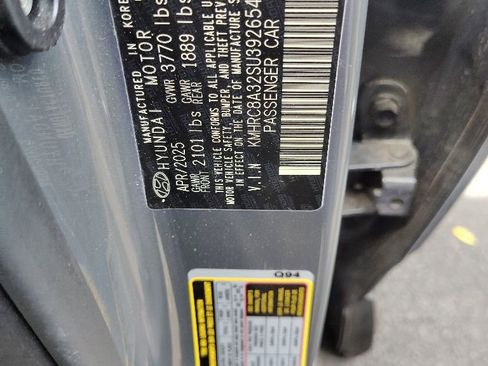 Used 2025 Hyundai Venue SEL image 3