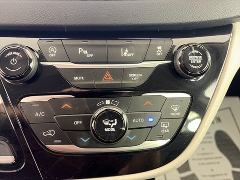 Used 2024 Chrysler Pacifica Touring-L FWD image 26