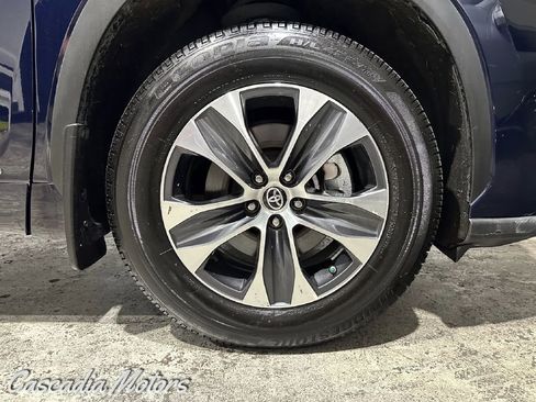 Used 2020 Toyota Highlander XLE AWD/4WD image 34