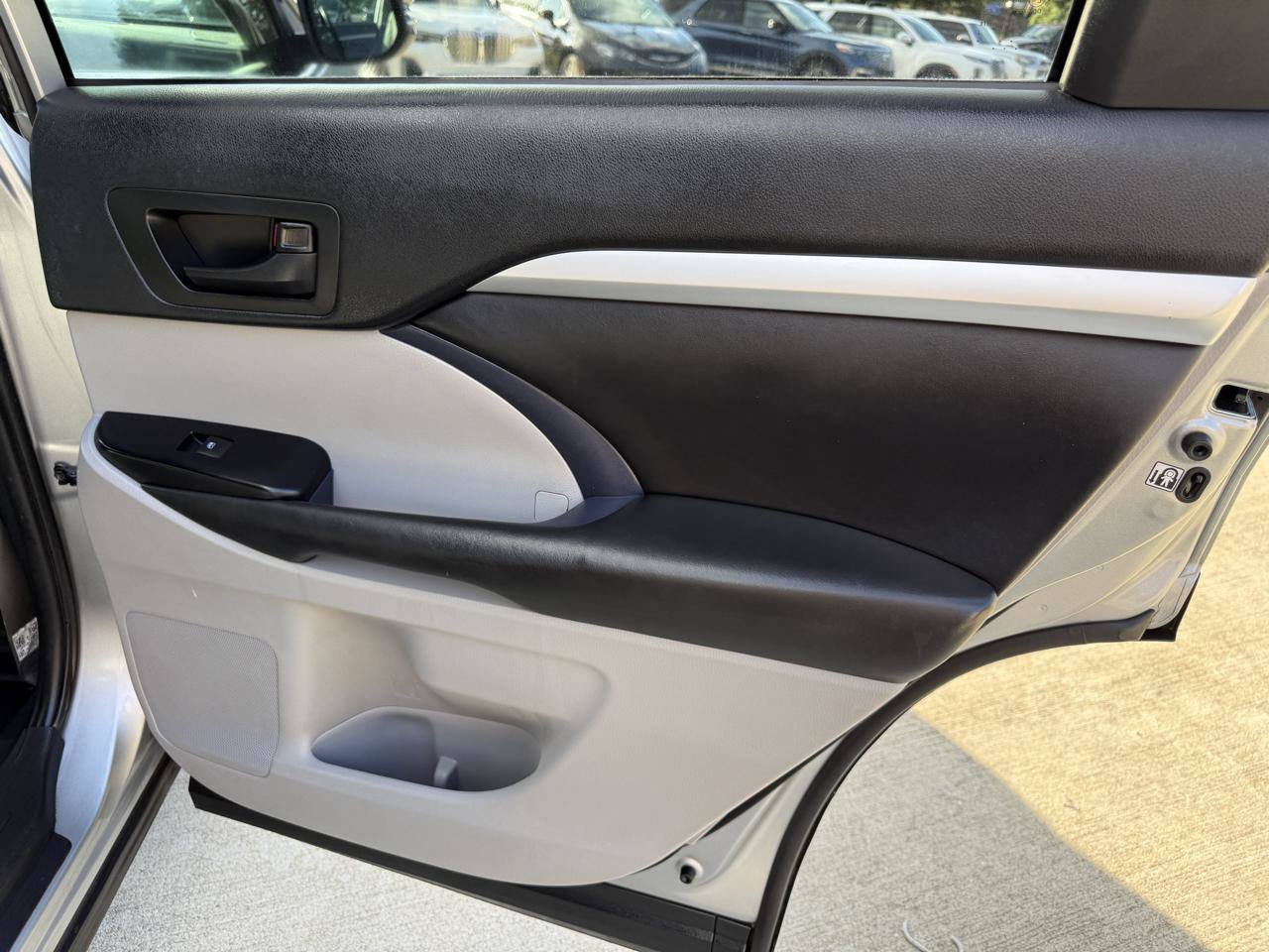 Used 2019 Toyota Highlander Plus FWD image 30