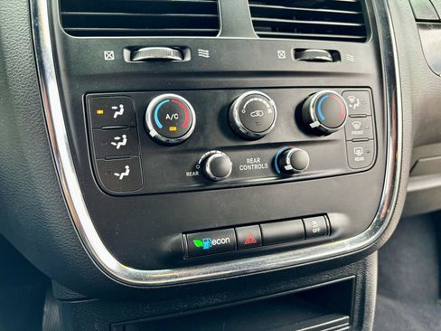 Used 2018 Dodge Grand Caravan SE FWD image 32
