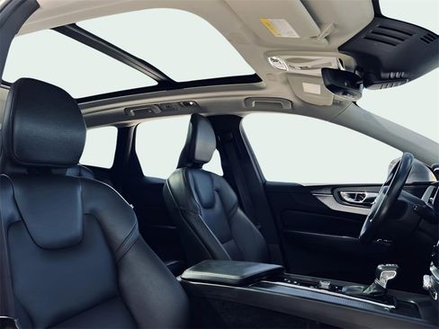Used 2019 Volvo XC60 T5 Momentum w/ Multimedia Package image 22