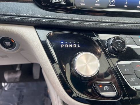 Used 2023 Chrysler Pacifica Limited image 38