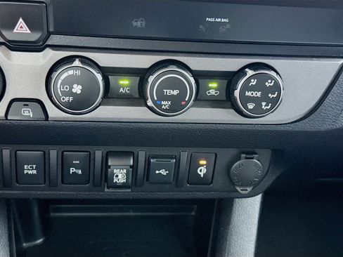 Used 2020 Toyota Tacoma TRD Sport w/ Technology Package AWD/4WD image 12
