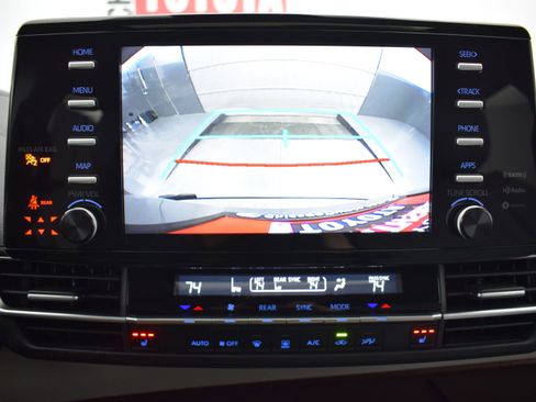 Used 2024 Toyota Sienna XLE image 18