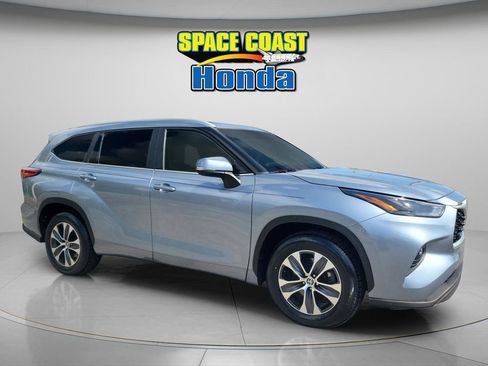 Used 2023 Toyota Highlander XLE image 12