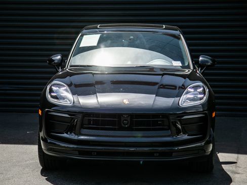Certified 2026 Porsche Macan AWD/4WD image 7