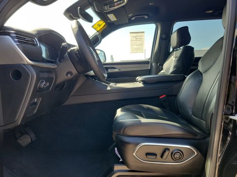 Used 2025 Jeep Wagoneer 4WD image 13