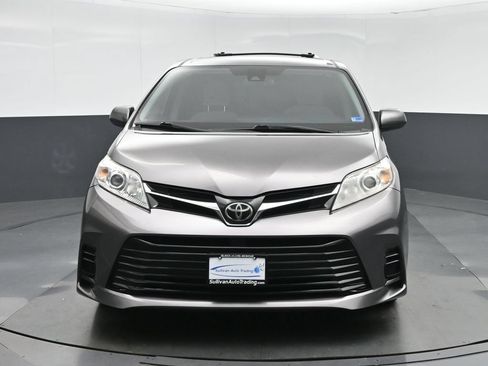 Used 2018 Toyota Sienna LE w/ Carpet Mat Package FWD image 2