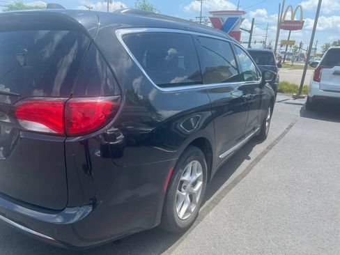Used 2017 Chrysler Pacifica Touring-L w/ Tire & Wheel Group FWD image 6