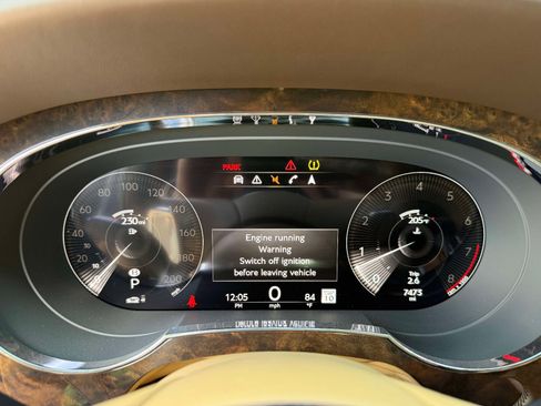 Used 2022 Bentley Bentayga image 55