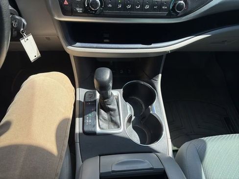 Used 2016 Toyota Highlander LE AWD/4WD image 22