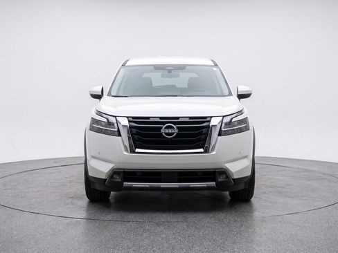 Used 2025 Nissan Pathfinder SV AWD/4WD image 2