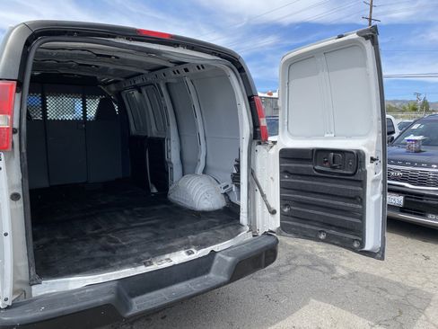 Used 2017 Chevrolet Express 2500 RWD image 18