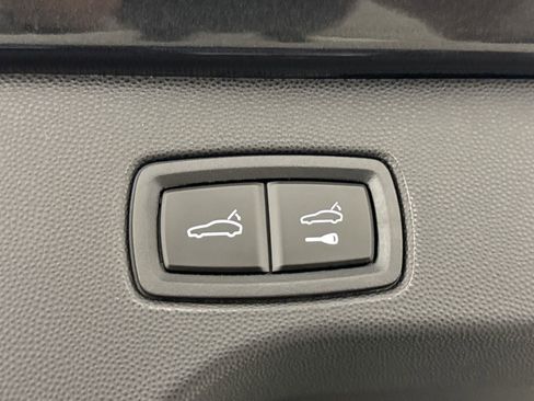 Certified 2025 Porsche Macan Electric image 36