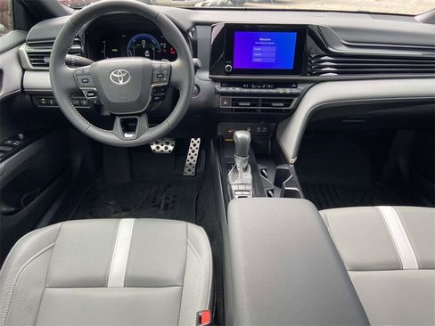 Used 2025 Toyota Camry SE image 11