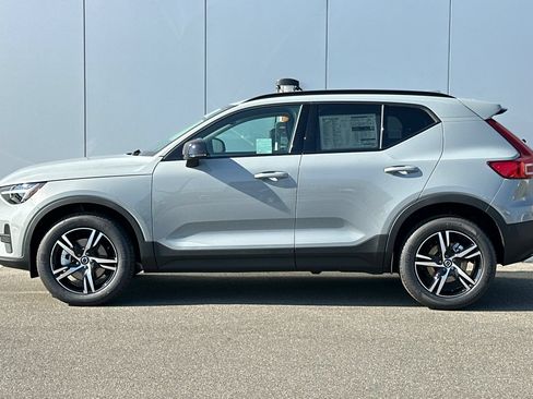 Certified 2026 Volvo XC40 B4 Core w/ Climate Package FWD image 2