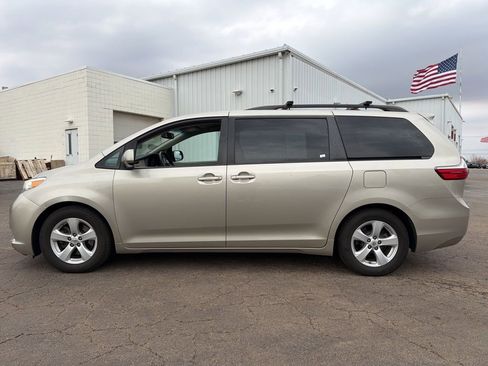 Used 2015 Toyota Sienna LE image 7