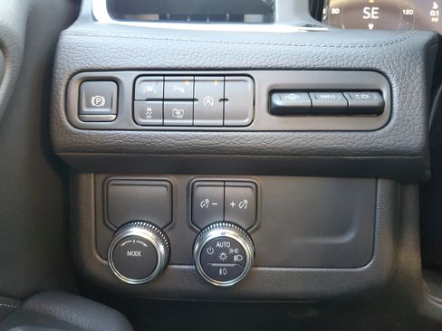 Used 2024 GMC Yukon XL Denali image 29