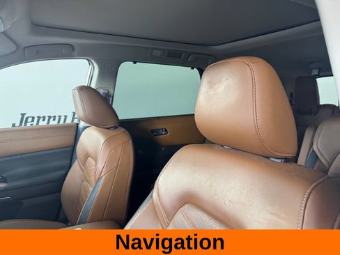 Used 2023 Nissan Pathfinder Platinum FWD image 12