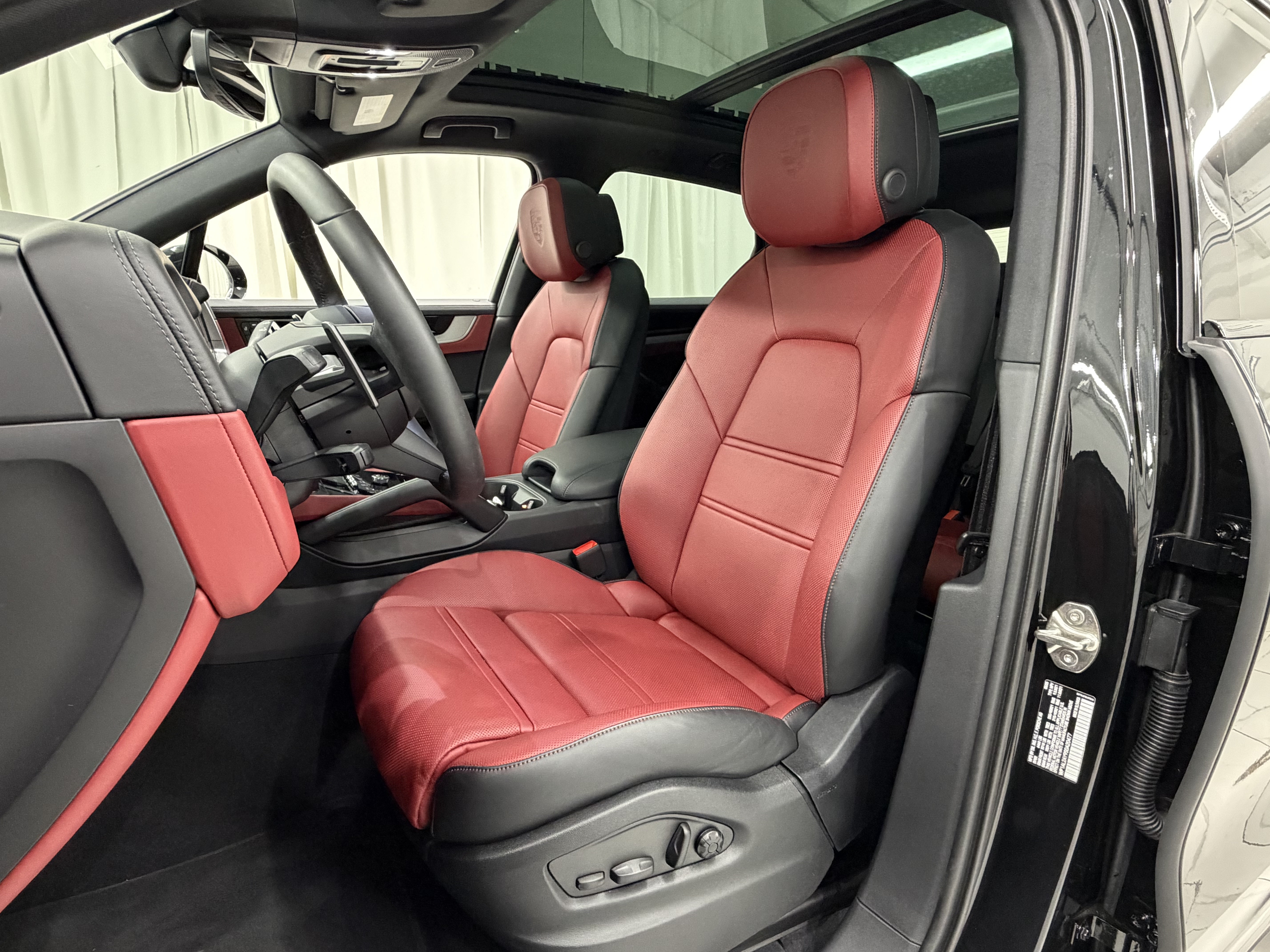 Used 2025 Porsche Cayenne S AWD/4WD image 31