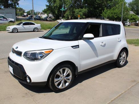 Used 2016 Kia Soul + FWD image 4