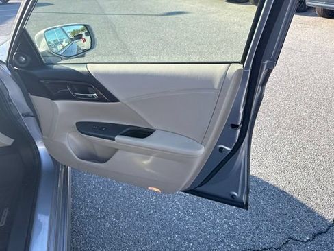 Used 2017 Honda Accord Touring image 4
