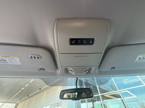 Used 2016 Chrysler Town & Country Touring w/ Driver Convenience Group image 13