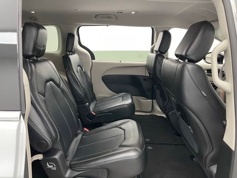 Used 2024 Chrysler Pacifica Touring-L FWD image 34