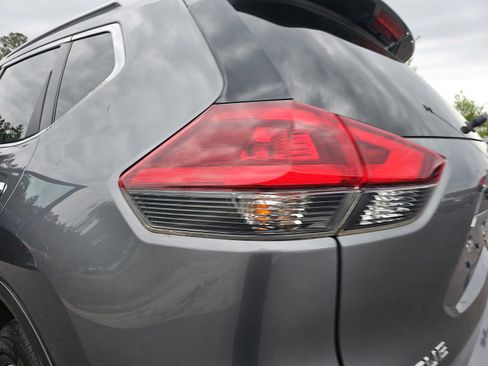 Used 2018 Nissan Rogue SV AWD/4WD image 34