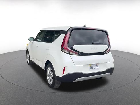 Used 2025 Kia Soul LX w/ LX Technology Package FWD image 10