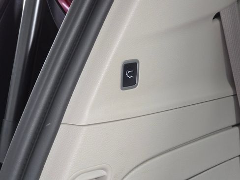 Used 2022 Chrysler Pacifica Limited w/ Uconnect Theater Family Group FWD image 13