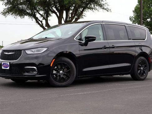 Used 2024 Chrysler Pacifica Touring-L FWD image 17