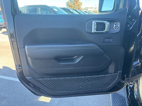 Used 2022 Jeep Wrangler Unlimited Sahara AWD/4WD image 16