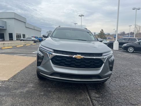 Used 2025 Chevrolet Trax LT w/ Driver Confidence Package image 3