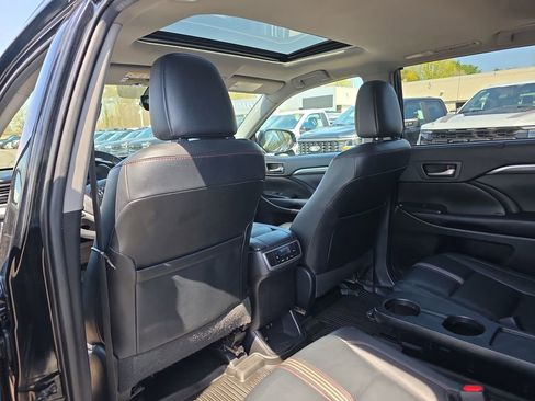 Used 2019 Toyota Highlander SE image 18