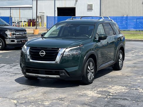 Used 2023 Nissan Pathfinder SL AWD/4WD image 3