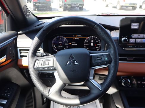 Used 2023 Mitsubishi Outlander SEL AWD/4WD image 12