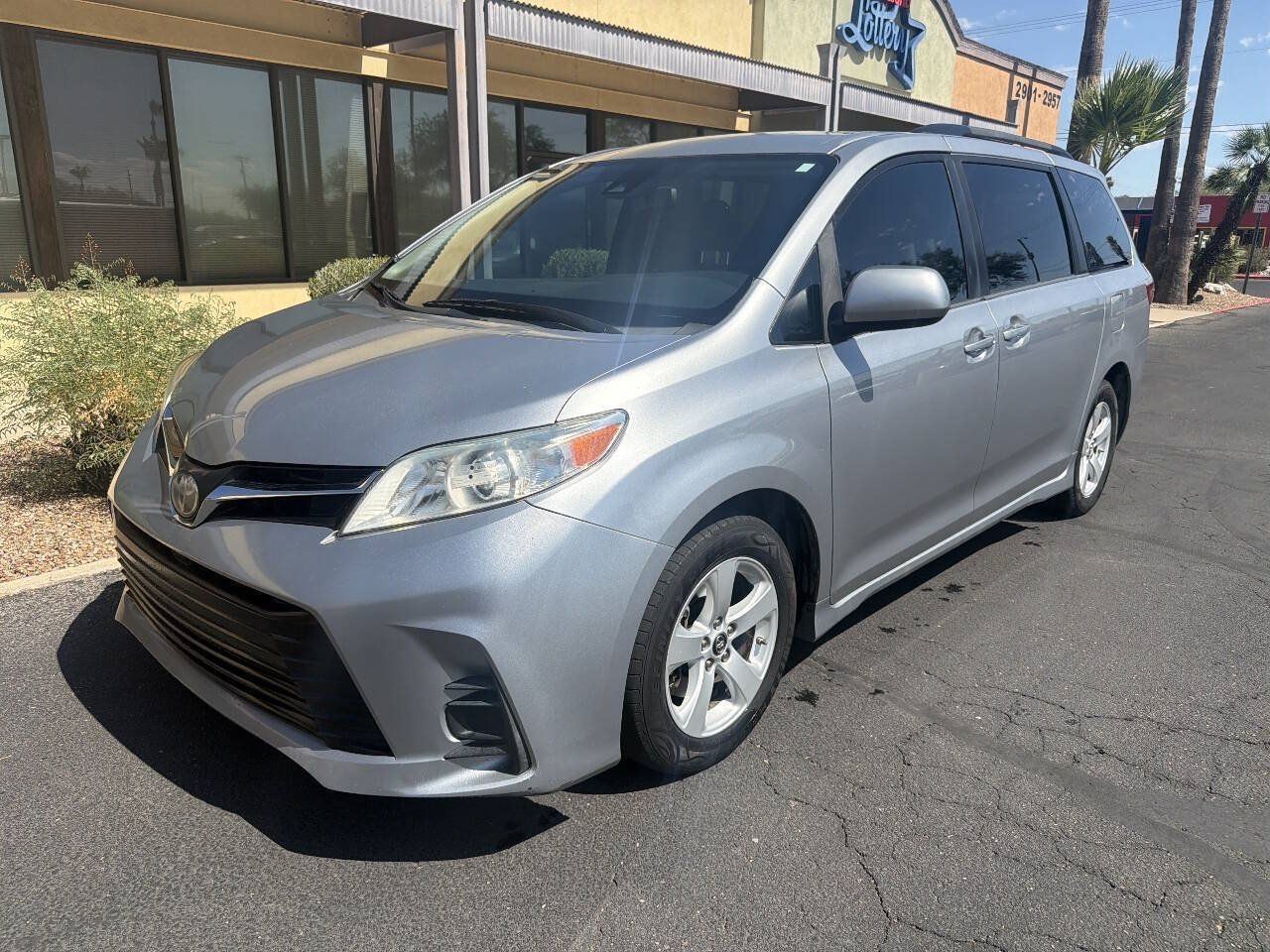Used 2018 Toyota Sienna LE w/ Carpet Mat Package FWD image 2