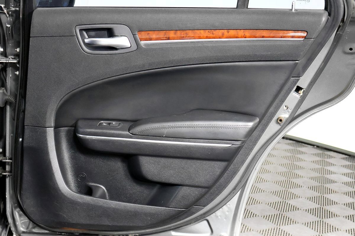 Used 2012 Chrysler 300 RWD image 39