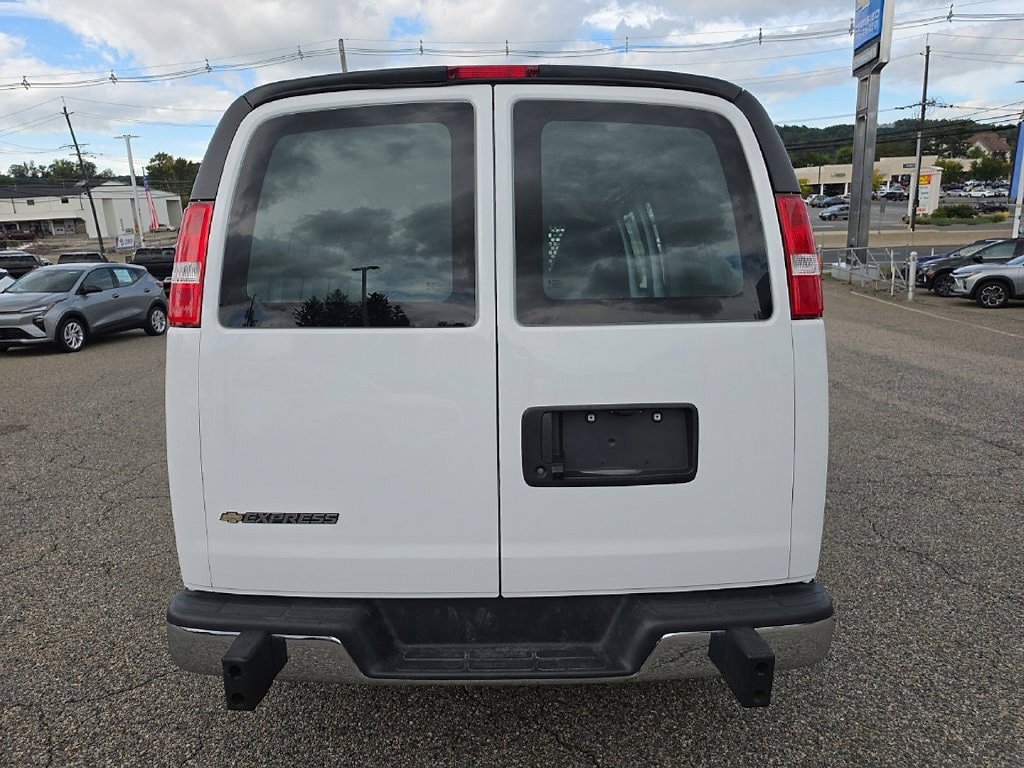 Used 2025 Chevrolet Express 2500 w/ Driver Convenience Package RWD image 4