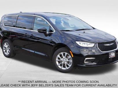 Used 2025 Chrysler Pacifica Select