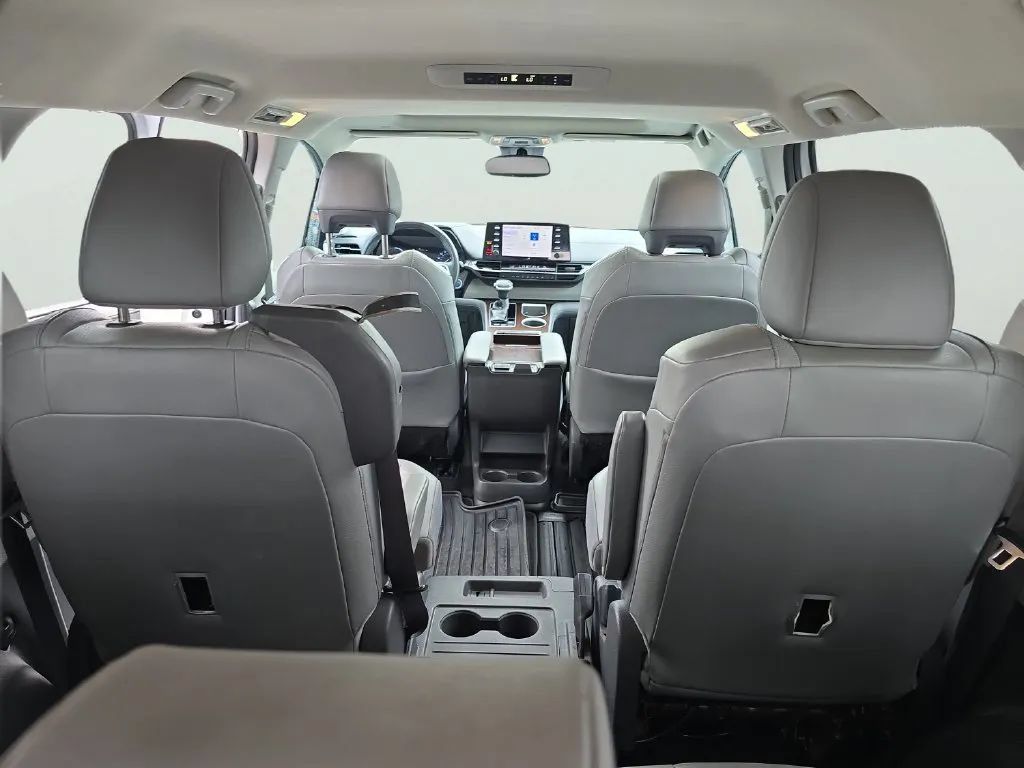 Used 2021 Toyota Sienna XLE FWD image 27
