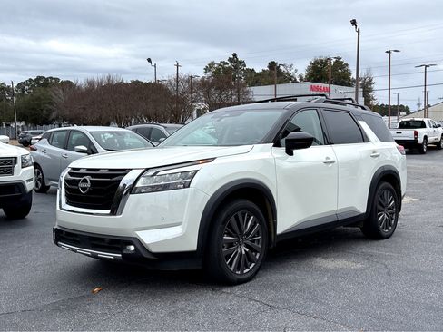 Used 2023 Nissan Pathfinder SL w/ SL Premium Package image 3